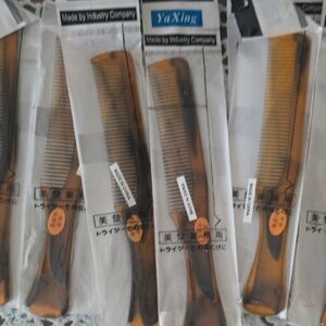 VINTAGE Brown Hair Comb .